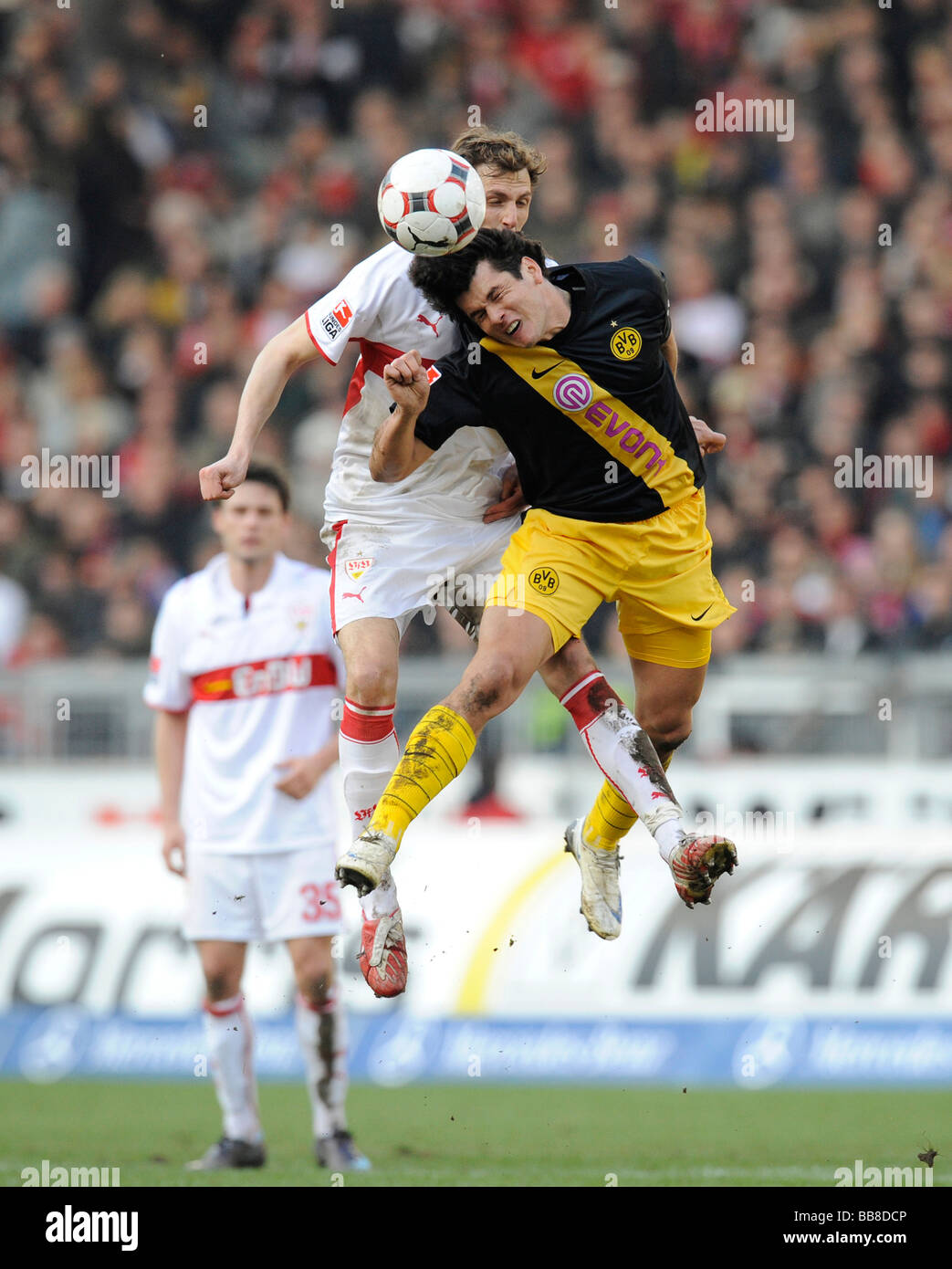 Bekämpfung, Header-Duell zwischen Nelson Valdez, Borussia Dortmund auf der rechten Seite und Georg Niedermeier, VfB Stuttgart, Christian Tr Stockfoto