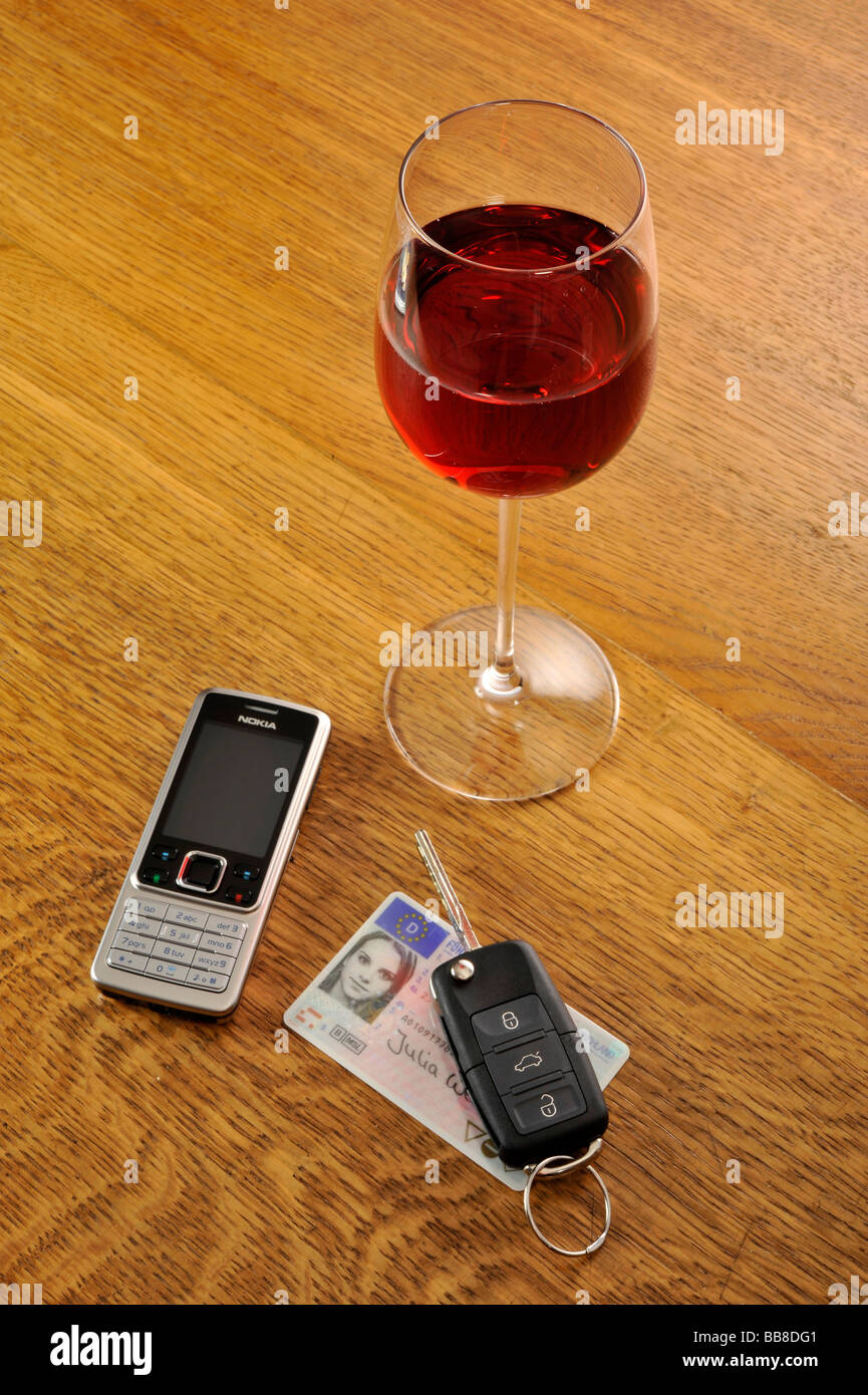 Roter Wein, Autoschlüssel, symbolische von Trunkenheit am Steuer Stockfoto