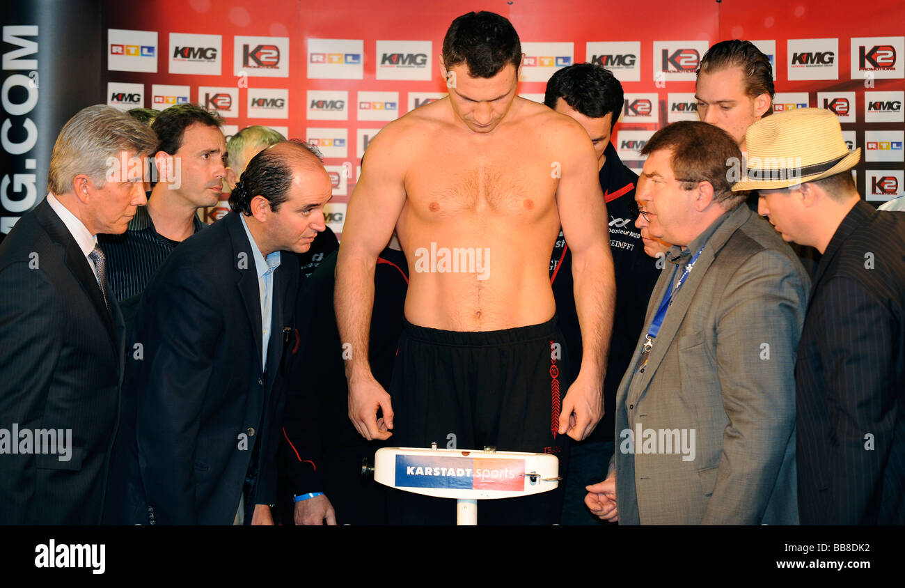 WM-Boxkampf WBC Super Vitali Witali KLITSCHKO auf der offiziellen Wiegen Stockfoto