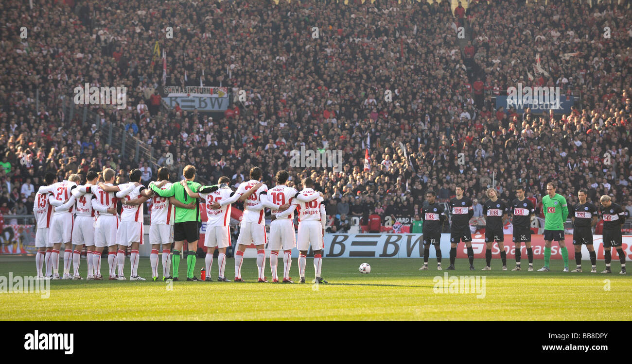 Teams des VfB Stuttgart und Hertha BSC bei einer Schweigeminute für die Opfer der Gewehr Amoklauf in Winnenden, Deutschland, ich Stockfoto