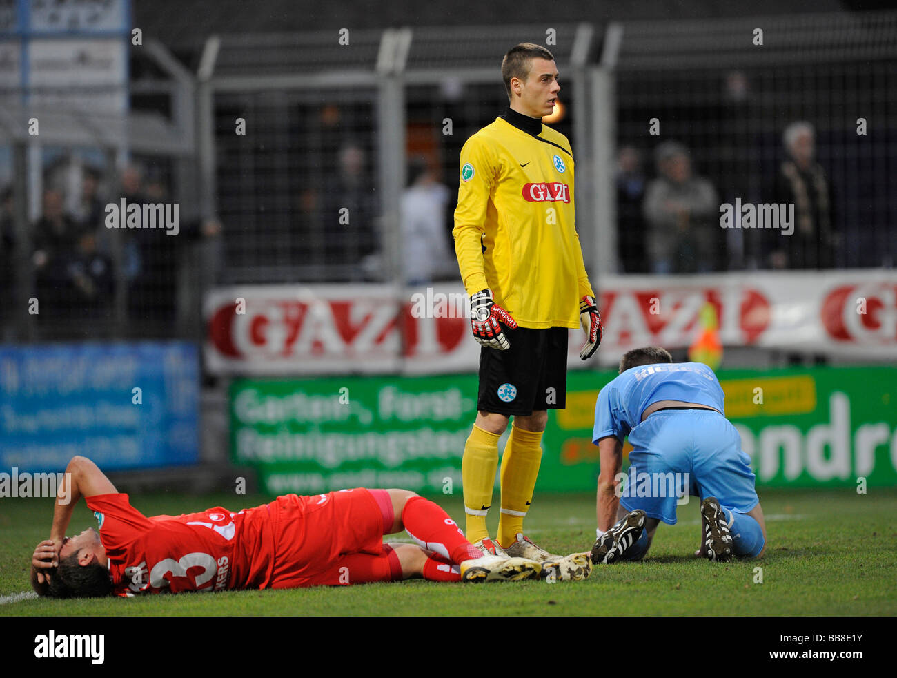 Torhüter Manuel Salz, Stuttgarter Kickers, verletzt zwischen Spieler, Sebastian Becker auf der linken Seite, Offenbacher Kickers, Torsten T Stockfoto