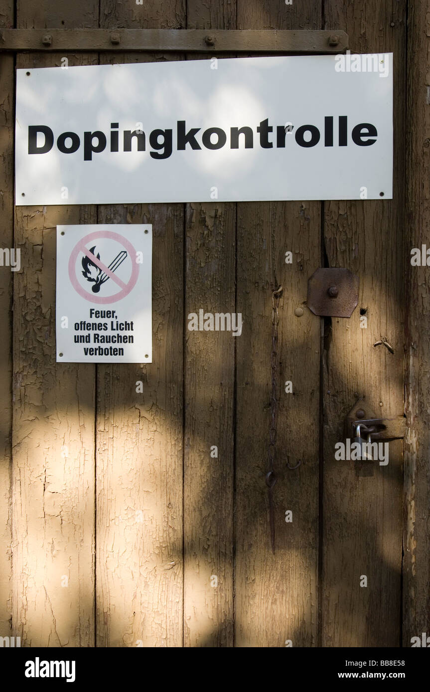 Stabile Tür mit einem Schild, Dopingkontrolle, Deutsch für Drogentests, in den Ställen der Galopprennbahn Hoppegarten, Berlin, Deutschland, E Stockfoto