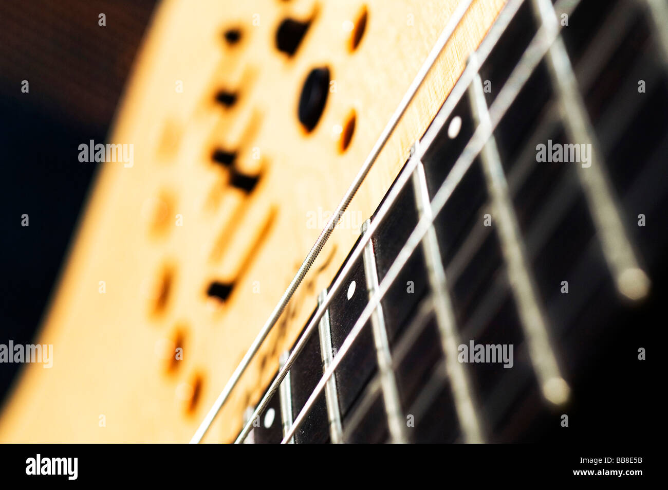Detail einer Gitarre mit Streichern und einen eingebauten equalizer Stockfoto