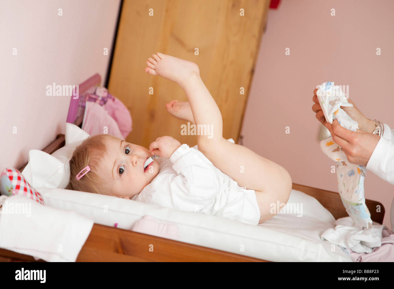 Junges Madchen 1 Jahr Alt Windel Geandert Wird Stockfotografie Alamy