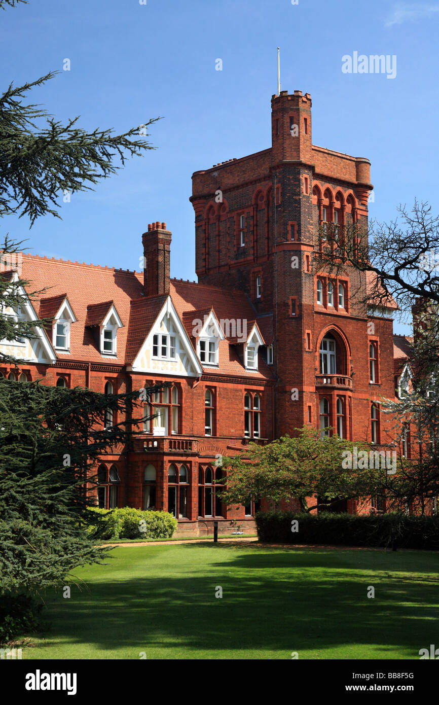 Girton College, Universität Cambridge, rotem Backstein Turm führenden Kreuzgang vor Gericht. Stockfoto