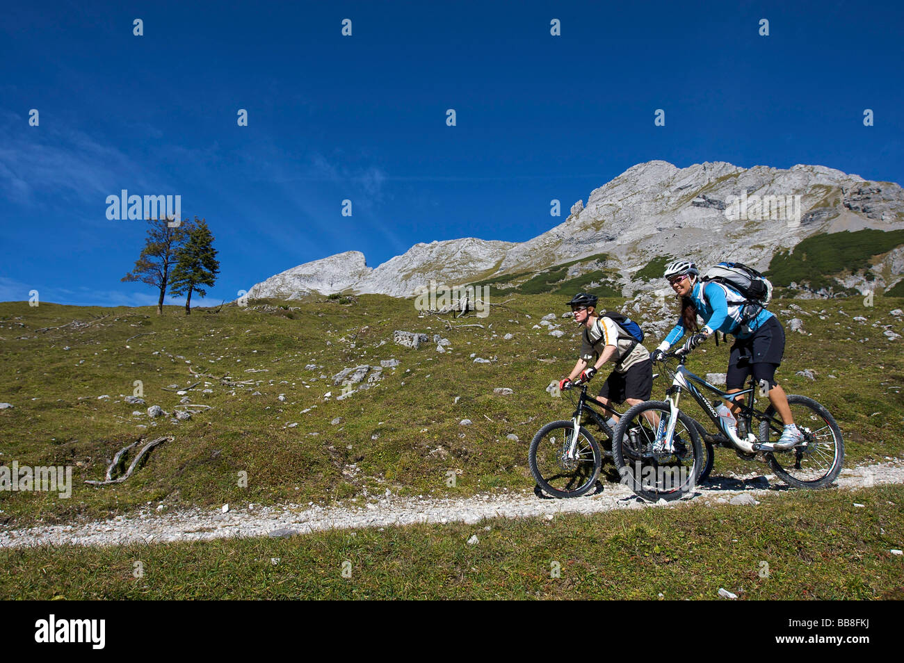 Mountainbike-Fahrer, männlich und weiblich zwischen Karwendelhaus, alpine Clubhouse und Kleiner Ahornboden Forstrevier, Hinterri Stockfoto