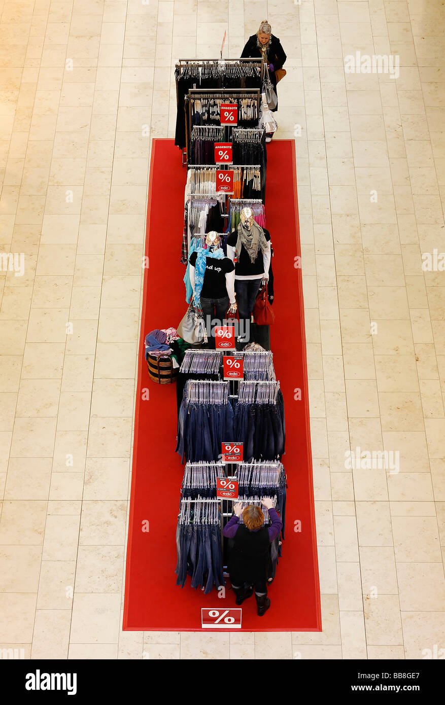Kleidung zu verkaufen, Kleiderbügel auf einem roten Teppich, Modeboutique, Ansicht von oben, Deutschland, Europa Stockfoto