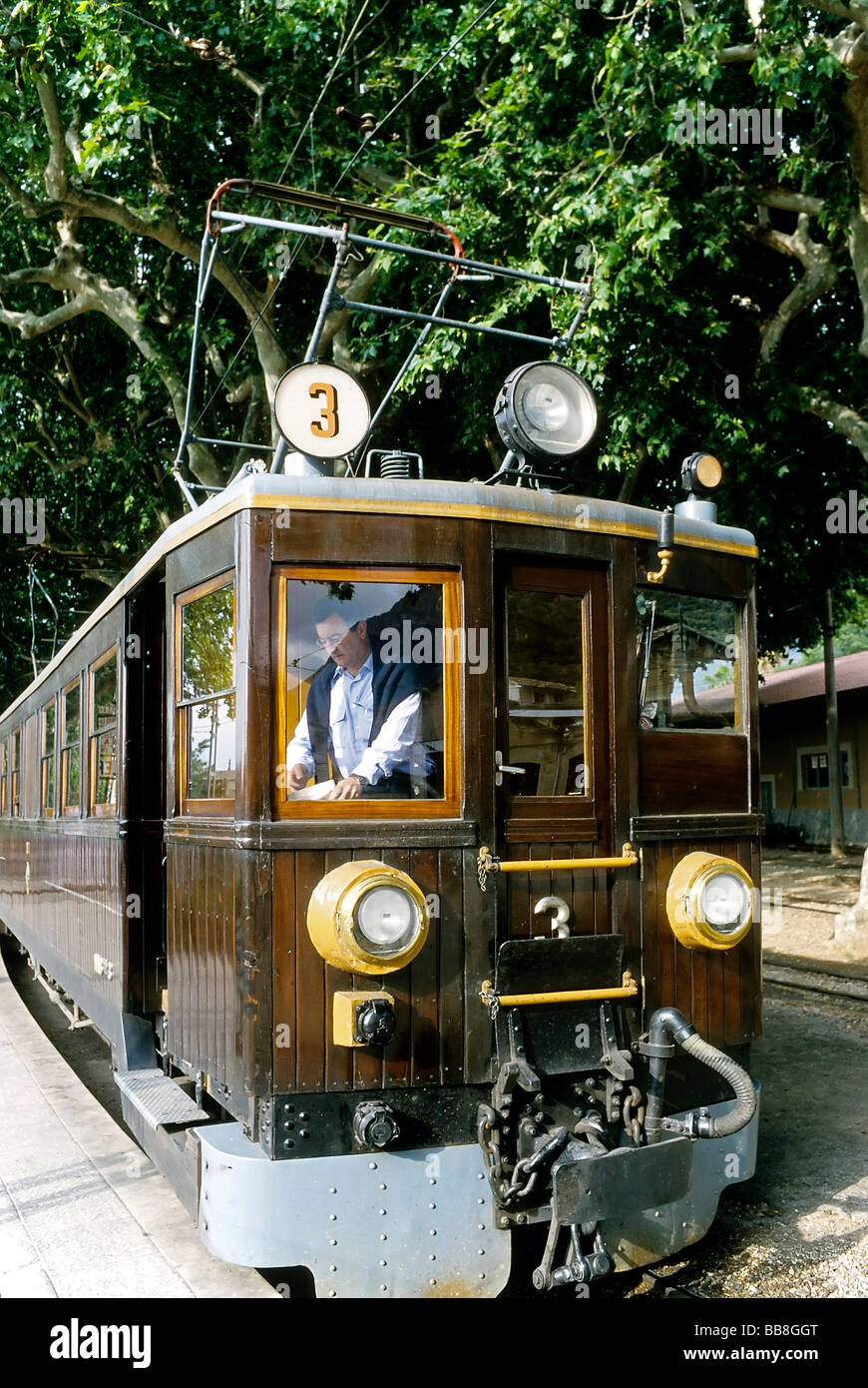 Historische Straßenbahn, roter Blitz, hielten an der Plattform, Holz bedeckten Straßenbahn, Sòller, Mallorca, Balearen, Spanien, Europa Stockfoto