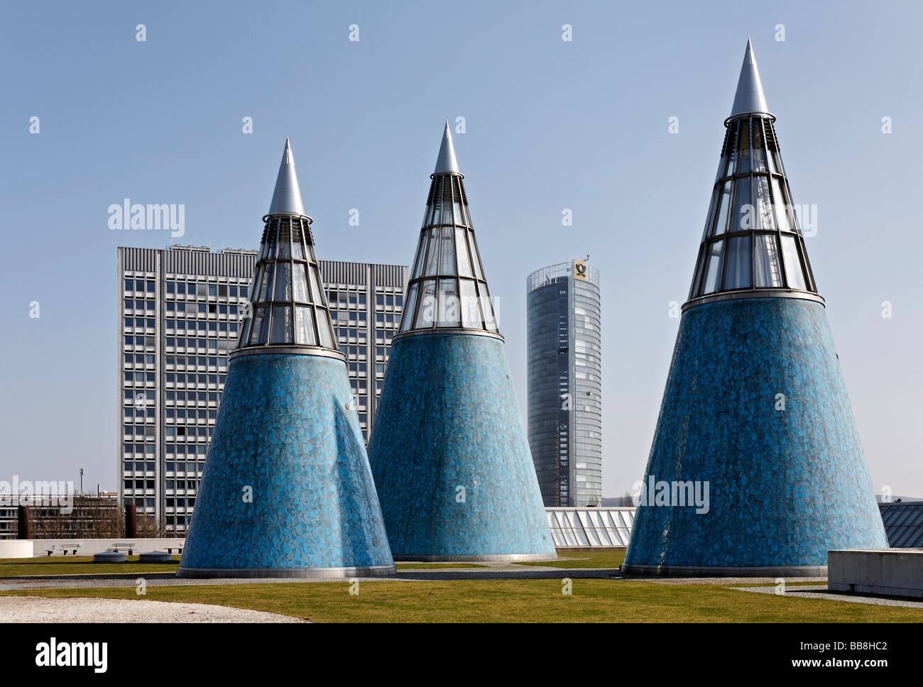 Kunst - und Ausstellungshalle der Bundesrepublik Deutschland, konische Lichtmasten, Dachgarten, Bonn, Nordrhein-Westfalen, E Stockfoto