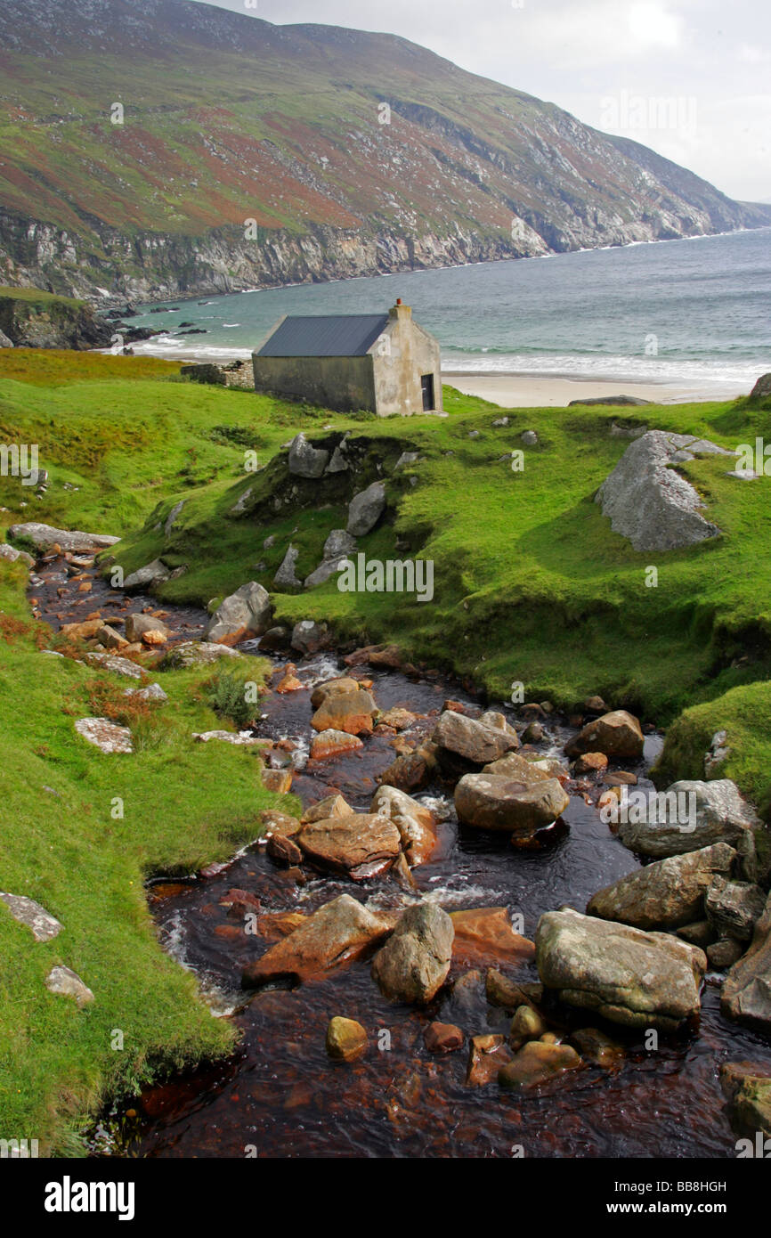Stone Cottage an der Küste in der Nähe von Keel, Achill Island, County Mayo, Irland Stockfoto