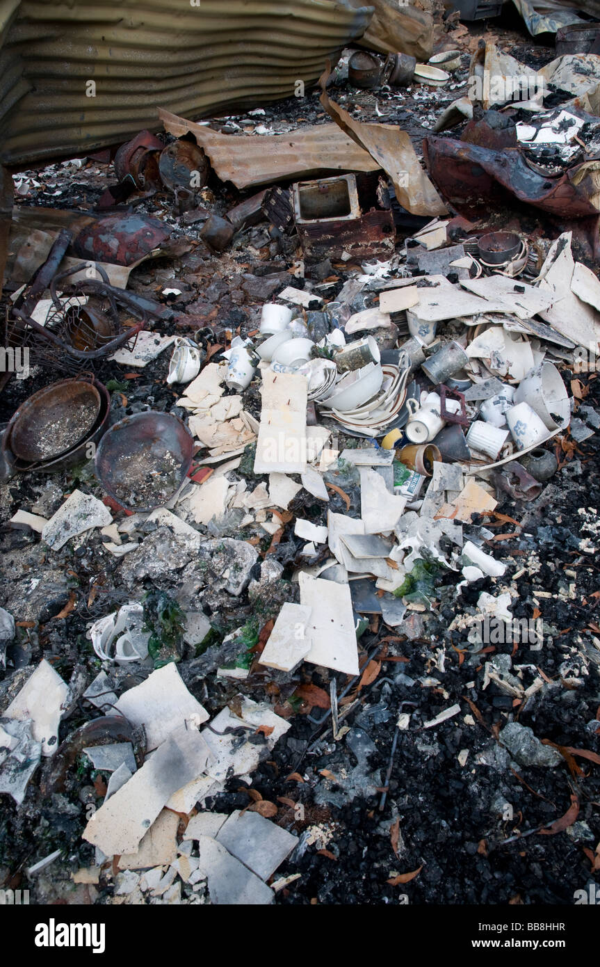 Reste von Küchenutensilien und Haushaltsgegenstände nach einem verheerenden Buschfeuer Stockfoto