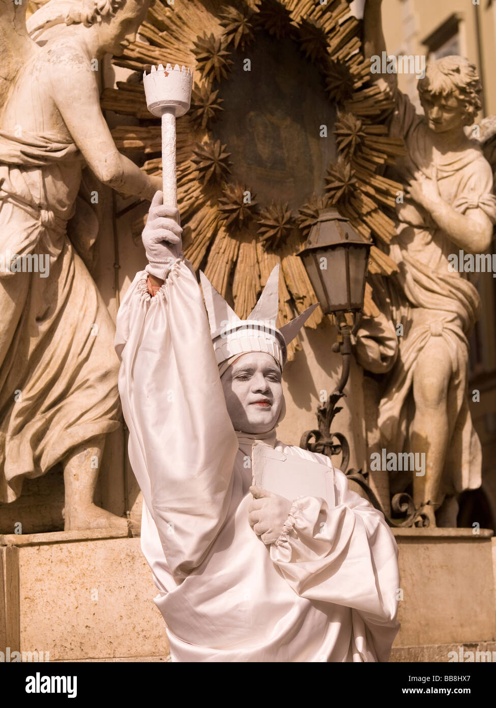 Mid-Adult Mann gekleidet wie eine Statue der Freiheit; Rom, Italien Stockfoto