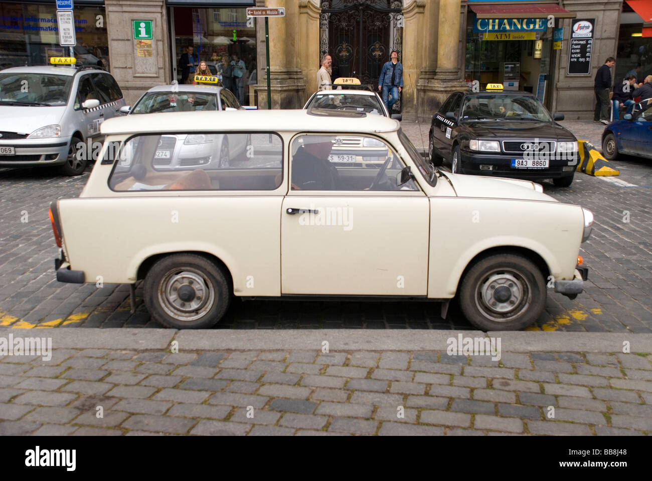 Prag-Tschechische Republik A Heckklappe Trabant eine seltene Version des ostdeutschen Autos am Altstädter Ring in der Hauptstadt Stockfoto