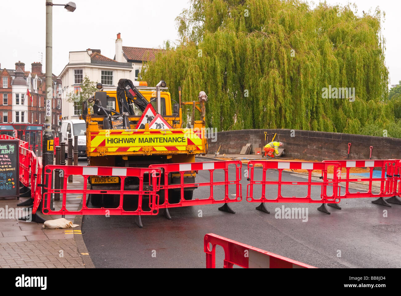 Ein Autobahn-Wartung-LKW und Arbeitnehmer, die auf der Straße und Bürgersteig in Norwich, Norfolk, Großbritannien Stockfoto