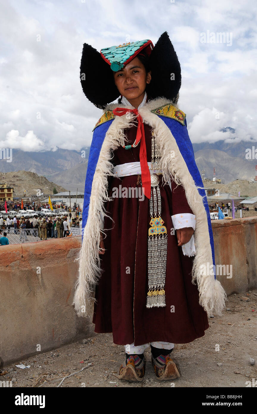 Ladakhi Frau trägt eine Tracht mit einem Perak Kopfschmuck mit Türkis, Leh, Ladakh, Nord-Indien, Himalaya, Asien Stockfoto