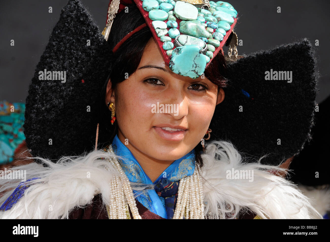 Ladakhi Frau trägt eine Tracht mit einem Perak Kopfschmuck mit Türkis, Leh, Ladakh, Nord-Indien, Himalaya, Asien Stockfoto