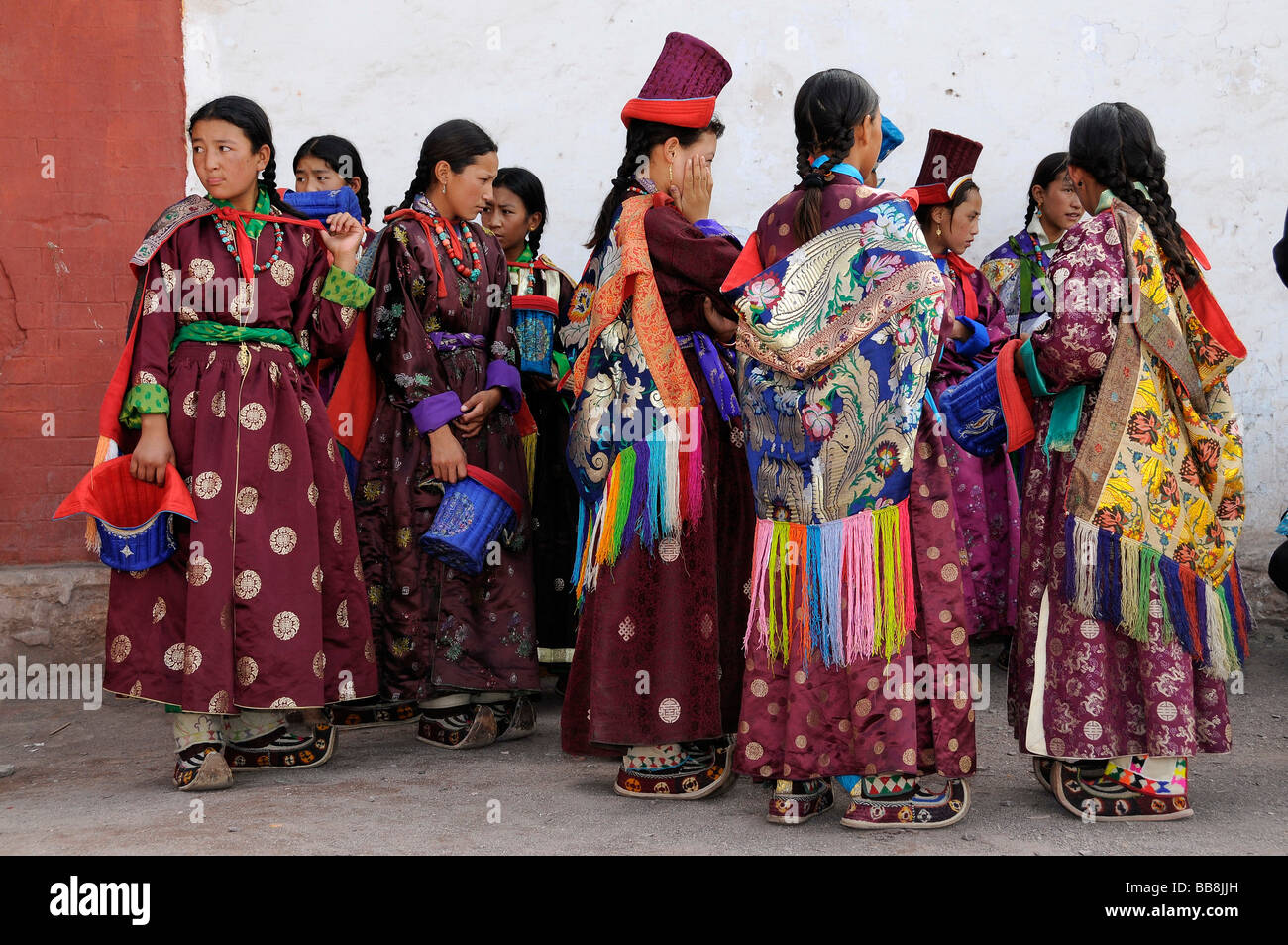 Ladakhi Frauen in traditionellen Kostümen mit samt Kopfschmuck, Leh, Ladakh, Nord-Indien, Himalaya, Asien Stockfoto