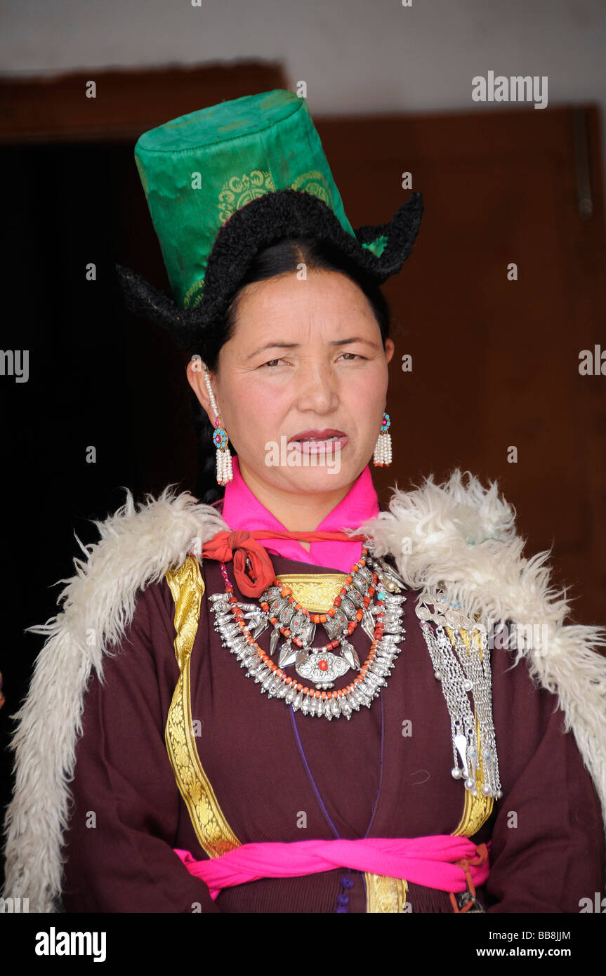 Ladakhi Frau trägt eine Tracht mit einem samt Kopfschmuck und Gonca, einem Schaffell-Umhang, Leh, Ladakh, Nordindien, H Stockfoto