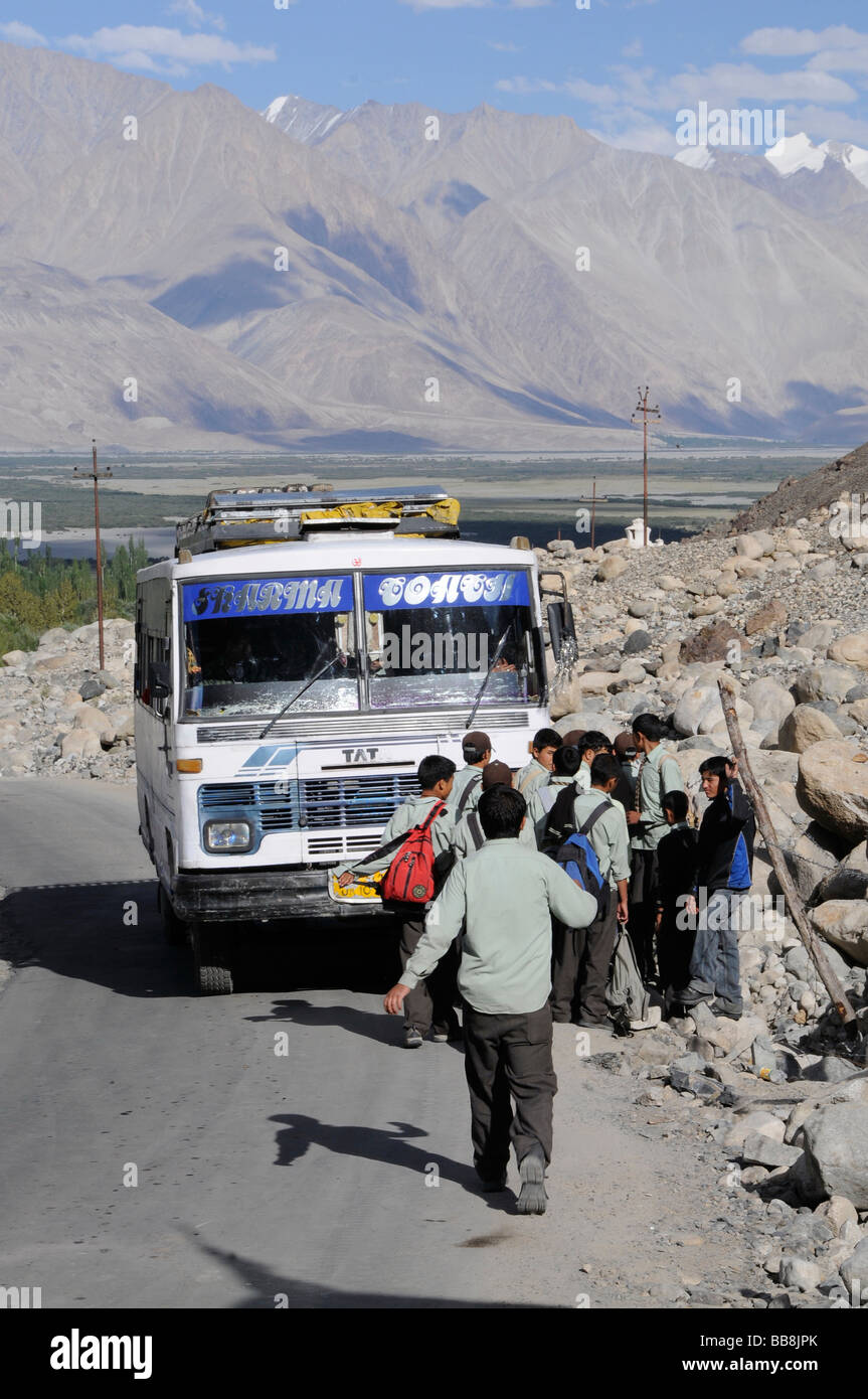 Studenten in Uniform immer auf den Schulbus in Hunder, Nubra Valley, Indien, Himalaya Stockfoto