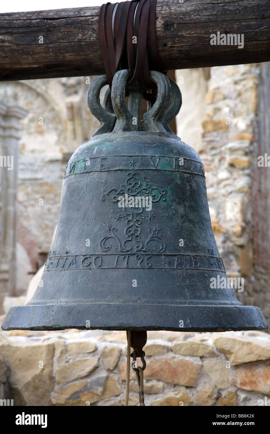 San Vicente Glocke aus dem großen Stein Kirche Glockenturm an der Mission San Juan Capistrano Kalifornien USA Stockfoto