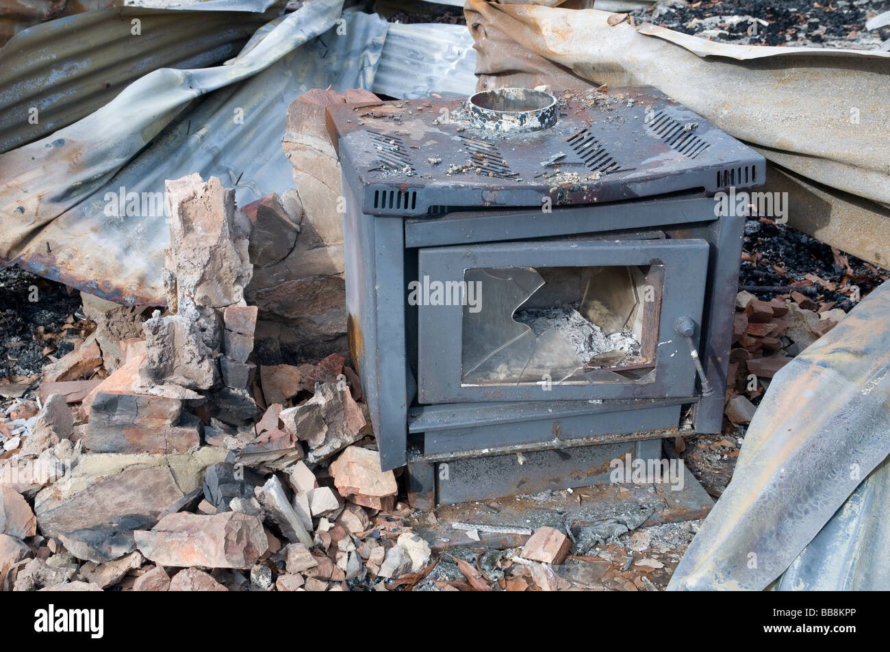 Reste von einem Holzofen nach einem verheerenden Buschfeuer Stockfoto