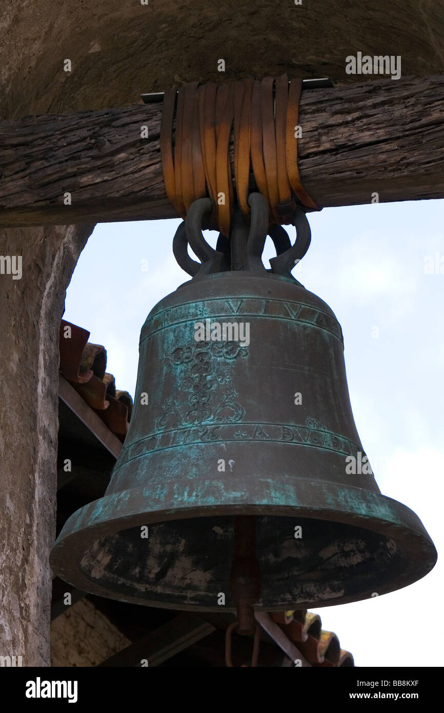Glocke aus dem großen Stein Kirche Glockenturm an der Mission San Juan Capistrano Kalifornien USA Stockfoto