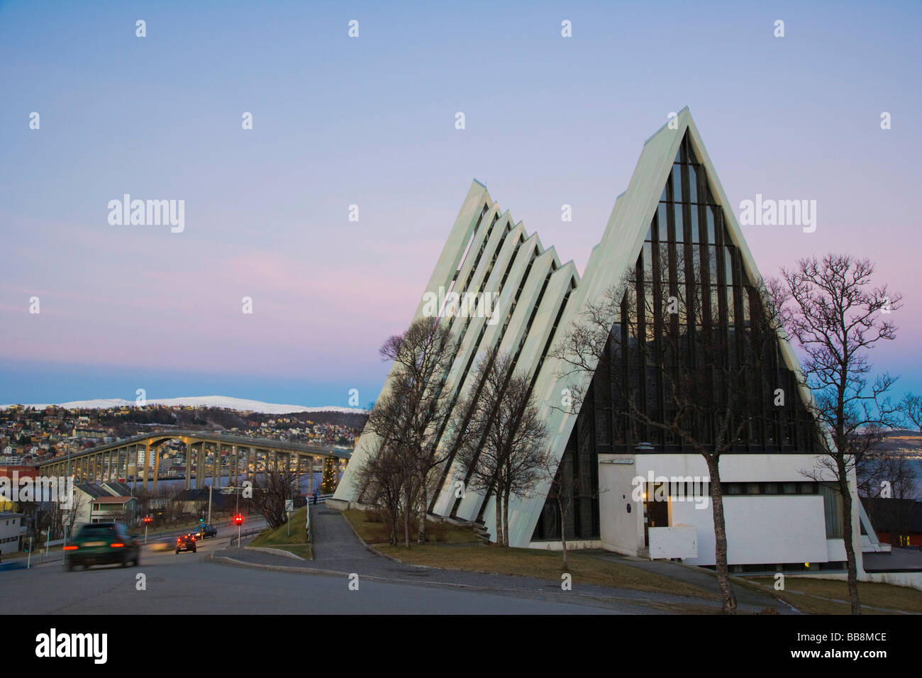 Eismeer-Kathedrale, Ishavskatedralen und Tromsø-Brücke, Tromsobrua, Polarnacht, Winter, Tromso, Troms, Norwegen, Skandinavien Stockfoto