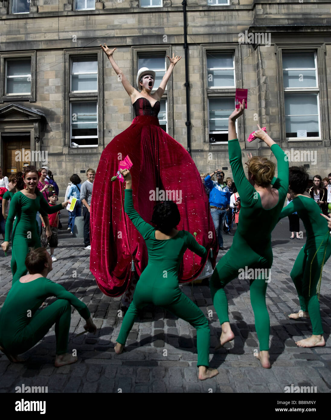 Straßenkünstler unterhalten Publikum Edinburgh Fringe Festival Schottland UK Europe Stockfoto