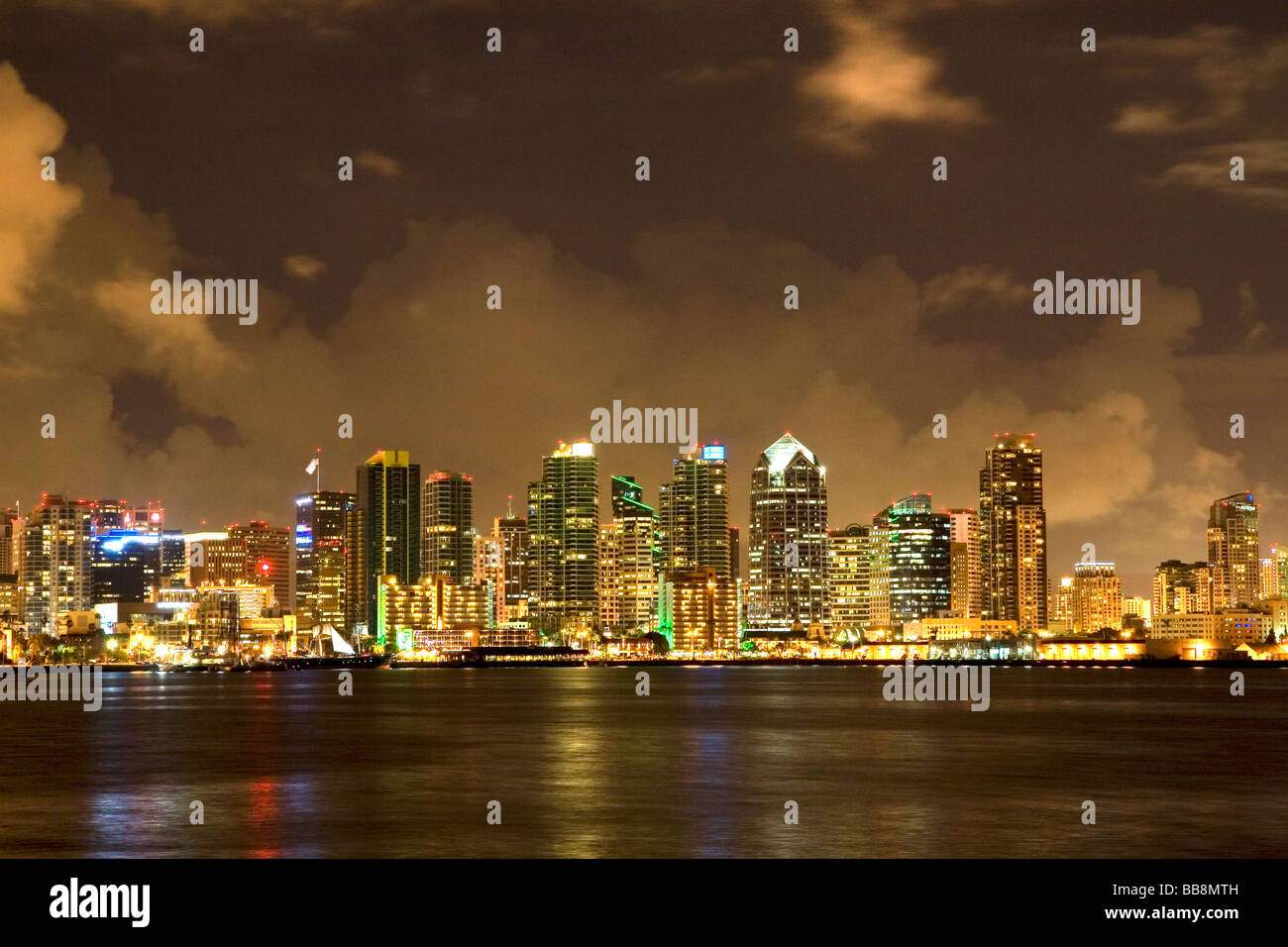 Skyline von San Diego in der Nacht im südlichen Kalifornien USA Stockfoto