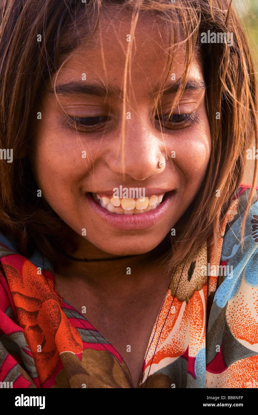 Young Smiling Indian Girl mit bunten blumigen Kleid, Thar-Wüste, in der Nähe von Jaisalmer, Rajasthan Zustand, Indien. Stockfoto