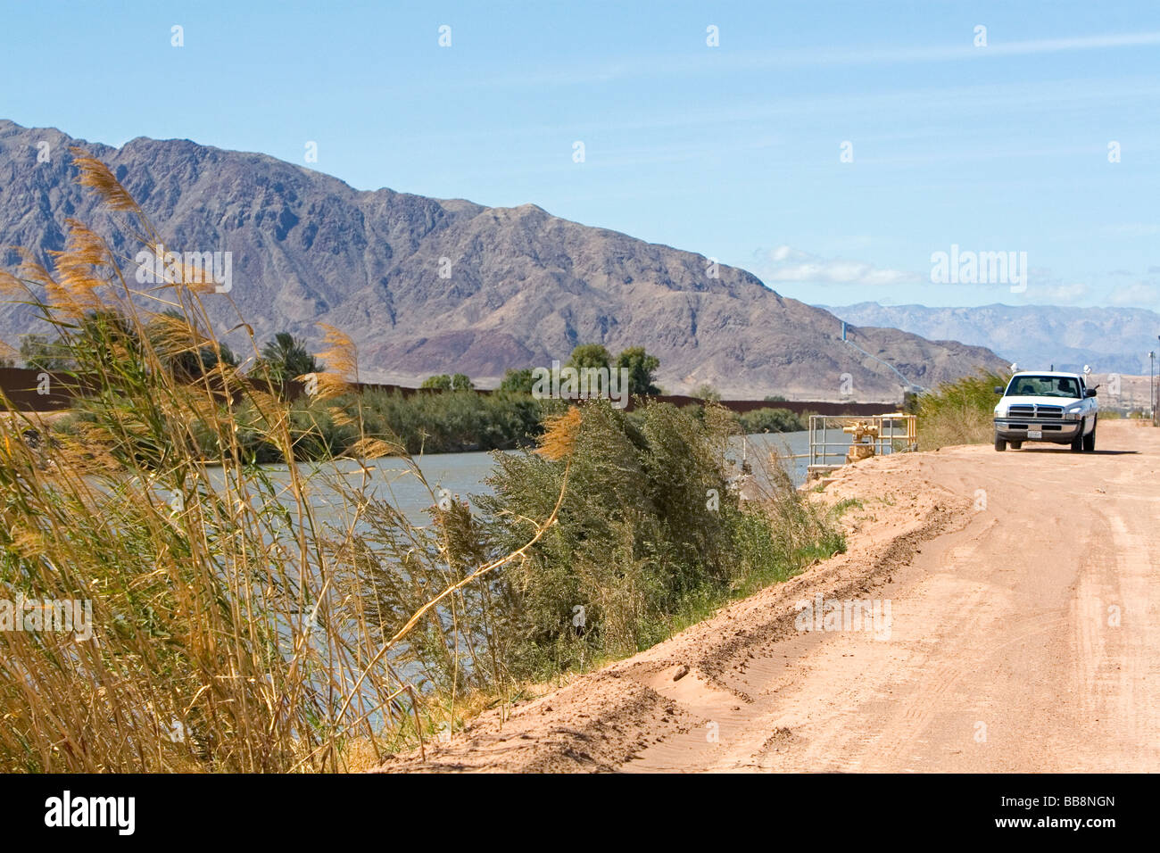 Der U-S-mexikanischen Grenze entlang des All-American-Kanals in der Nähe von Calexico California Stockfoto