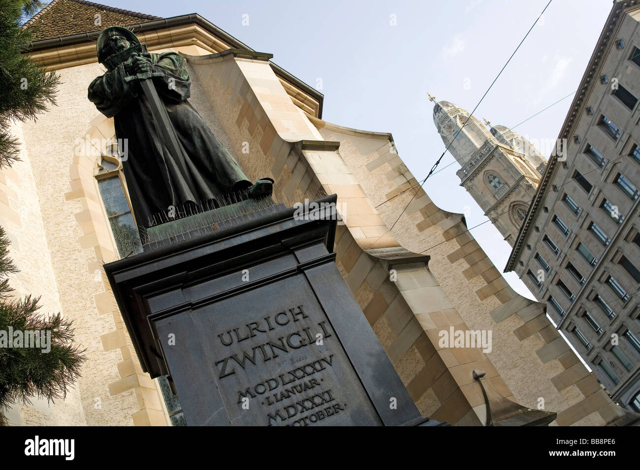 Denkmal Ulrich Zwinglis vor der Wasserkirche Kirche, Grossmuenster ...