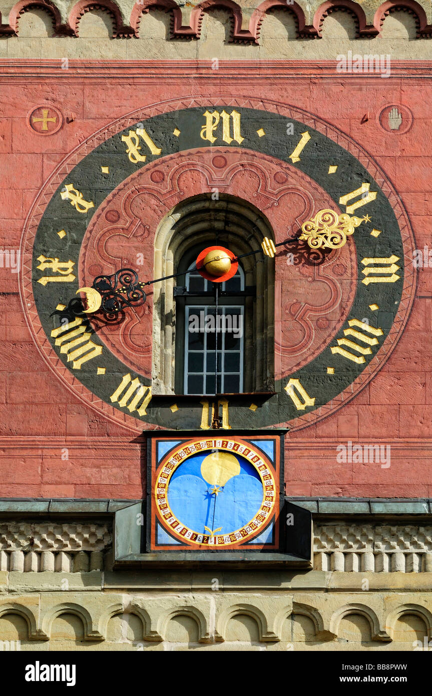 Zifferblatt und Mondkalender auf dem Glockenturm der Kirche von St. Michael, Schwäbisch Hall, Landkreis Schwäbisch Hall, Baden Stockfoto