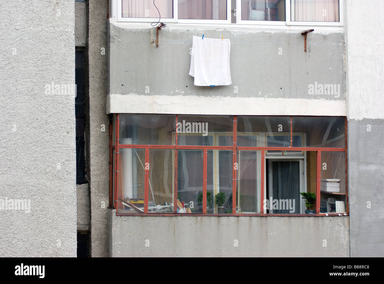 Geschlossenen Balkon der kommunistischen Ära Wohnung Haus aus Beton, Varna, Bulgarien Stockfoto