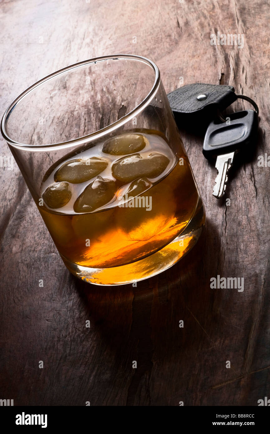 Don t trinken und fahren Glas Schnaps und Auto Schlüssel auf einen Balken Stockfoto