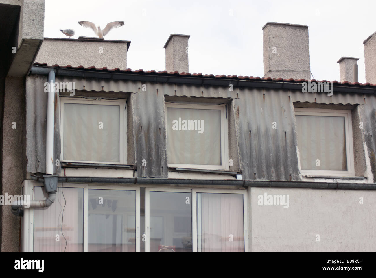 Dachlinie des kommunistischen Ära Wohnung Haus aus Beton, Varna, Bulgarien Stockfoto