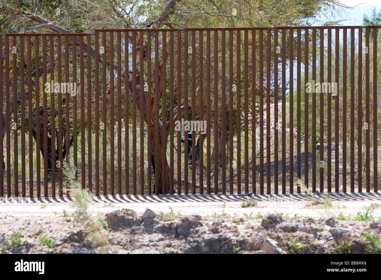 Zaun an der U-S-mexikanischen Grenze entlang des All-American-Kanals in der Nähe von Calexico California Stockfoto