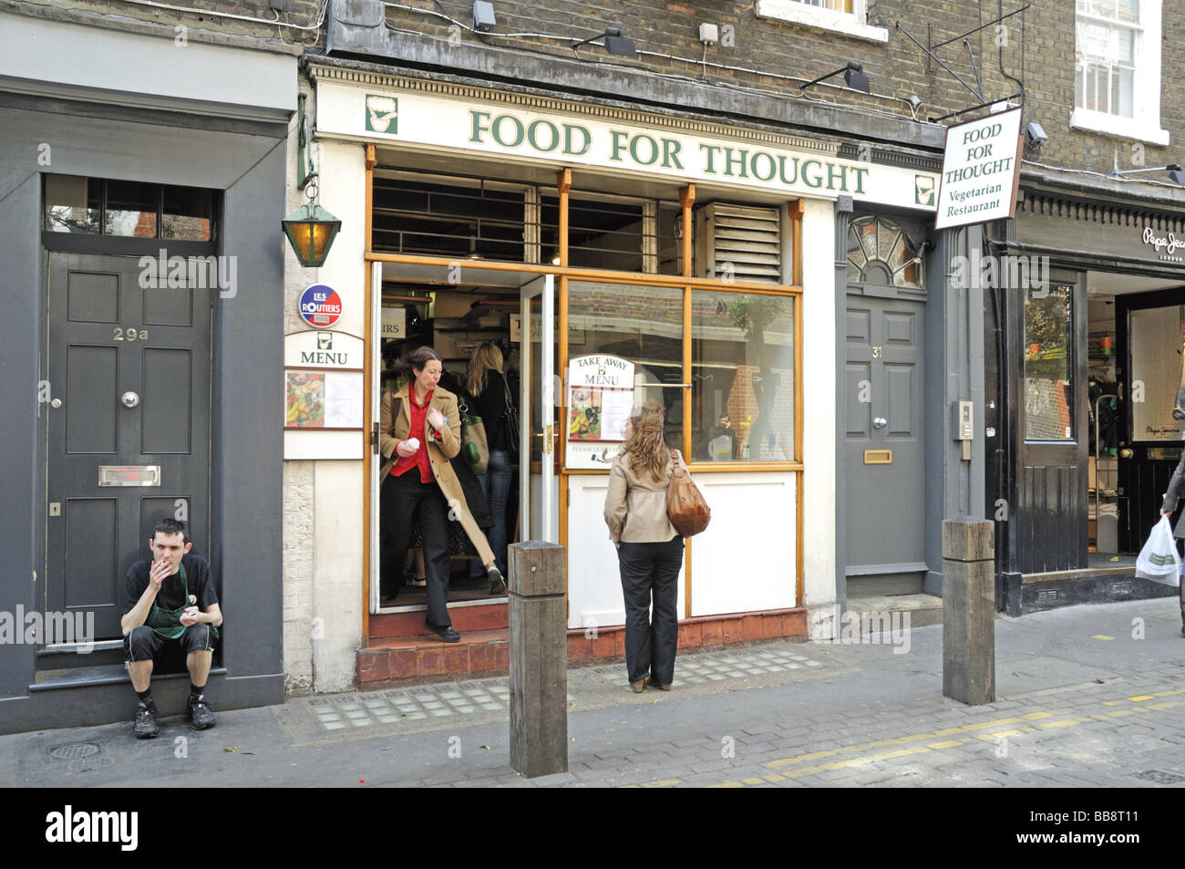 Raucher außerhalb Denkanstöße vegetarisches Restaurant Covent Garden London England UK Stockfoto