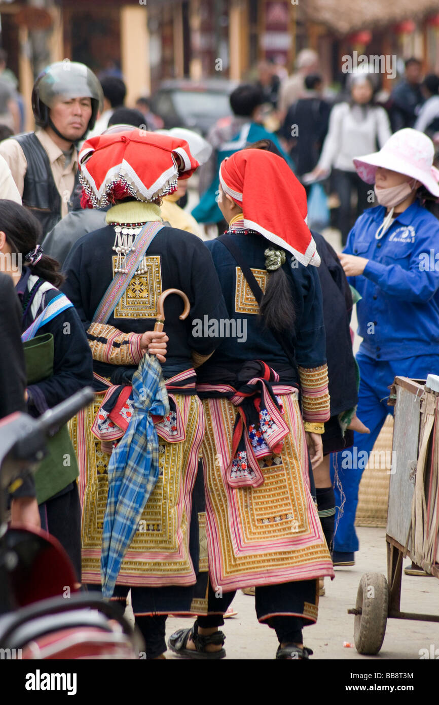 2 rote Hmong Frau Bummel durch Sapa Innenstadt in Vietnam Stockfoto