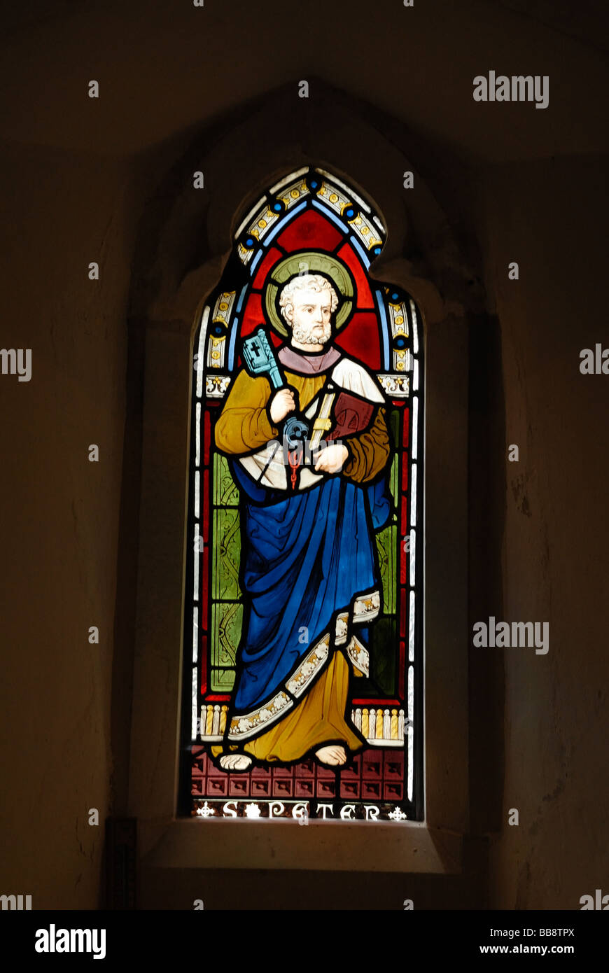 Glasmalerei-Fenster mit der Darstellung von s St. Peter St. Peter Kirche in Old Woking Surrey England der Kirche ist ein Klasse 1 aufgeführten Stockfoto
