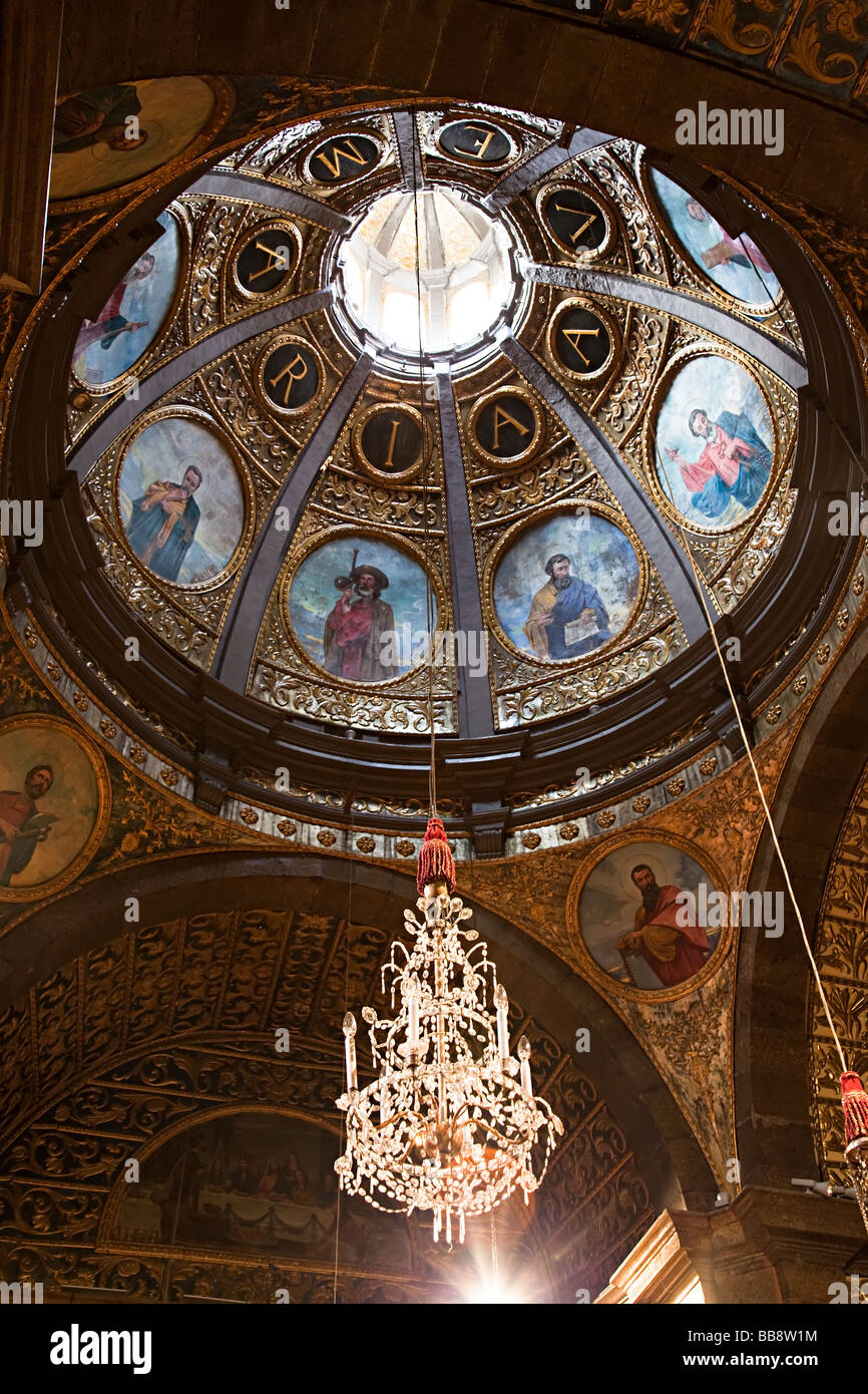 Zentrale Kuppel und Kronleuchter in Kirche Rechtschreibung Ave Maria im Kloster unserer lieben Frau von Lluc Mallorca Spanien Stockfoto