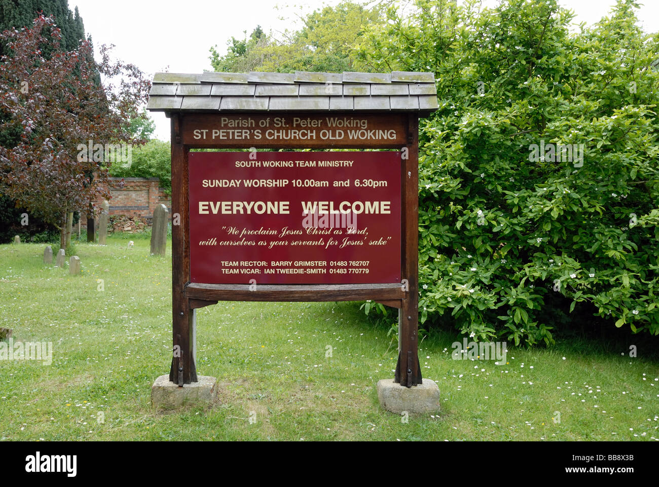 Kirche-Pinnwand am s St. Peter Kirche in Old Woking Surrey England der Kirche ist ein Klasse 1 aufgeführten Gebäude innerhalb der alten Stockfoto