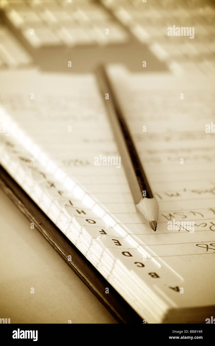 Bleistift und Kontakt Buch Stockfoto
