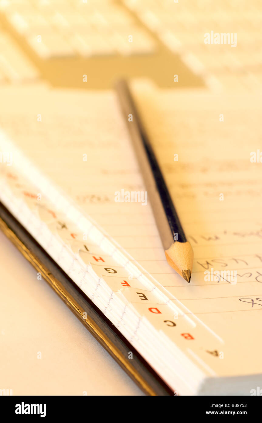 Bleistift und Kontakt Buch Stockfoto
