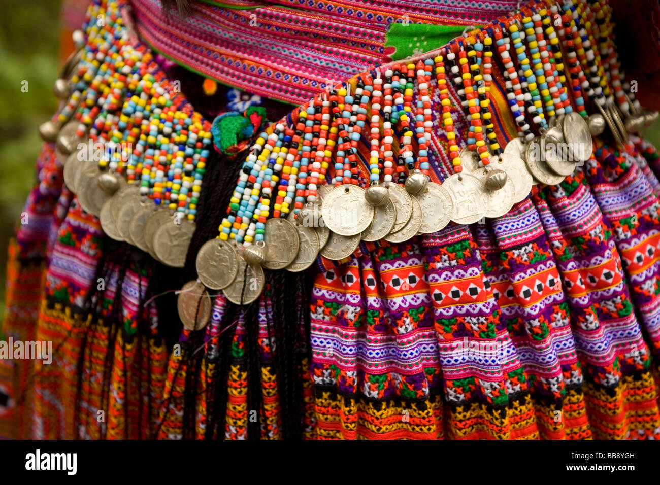 H.Mong Hill Tribe Mädchen in Vietnam tragen ihre neuen Outfits am 1. Januar 2009 Stockfoto