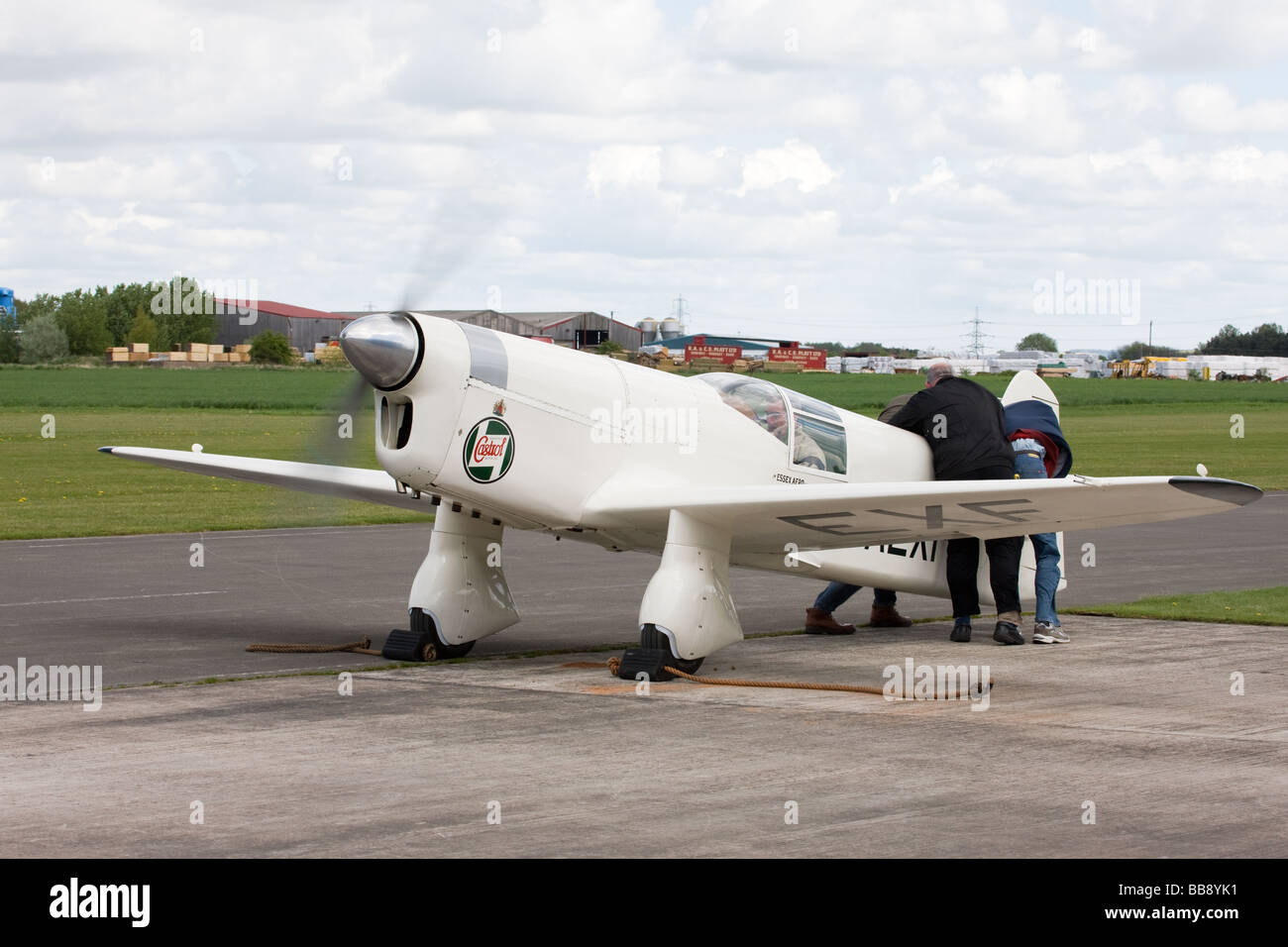 Percival Mew Gull G-AEXF geparkt am Breighton Flugplatz mit Motor läuft bei voller Drehzahl und Bodenpersonal der Schweif gedrückt halten Stockfoto