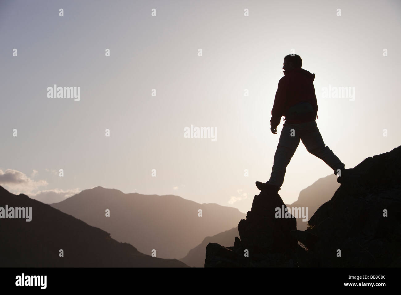 Ein Bergsteiger auf einem Bergrücken oberhalb Kapelle Stile im Langdale Tal in der Seenplatte-UK Stockfoto