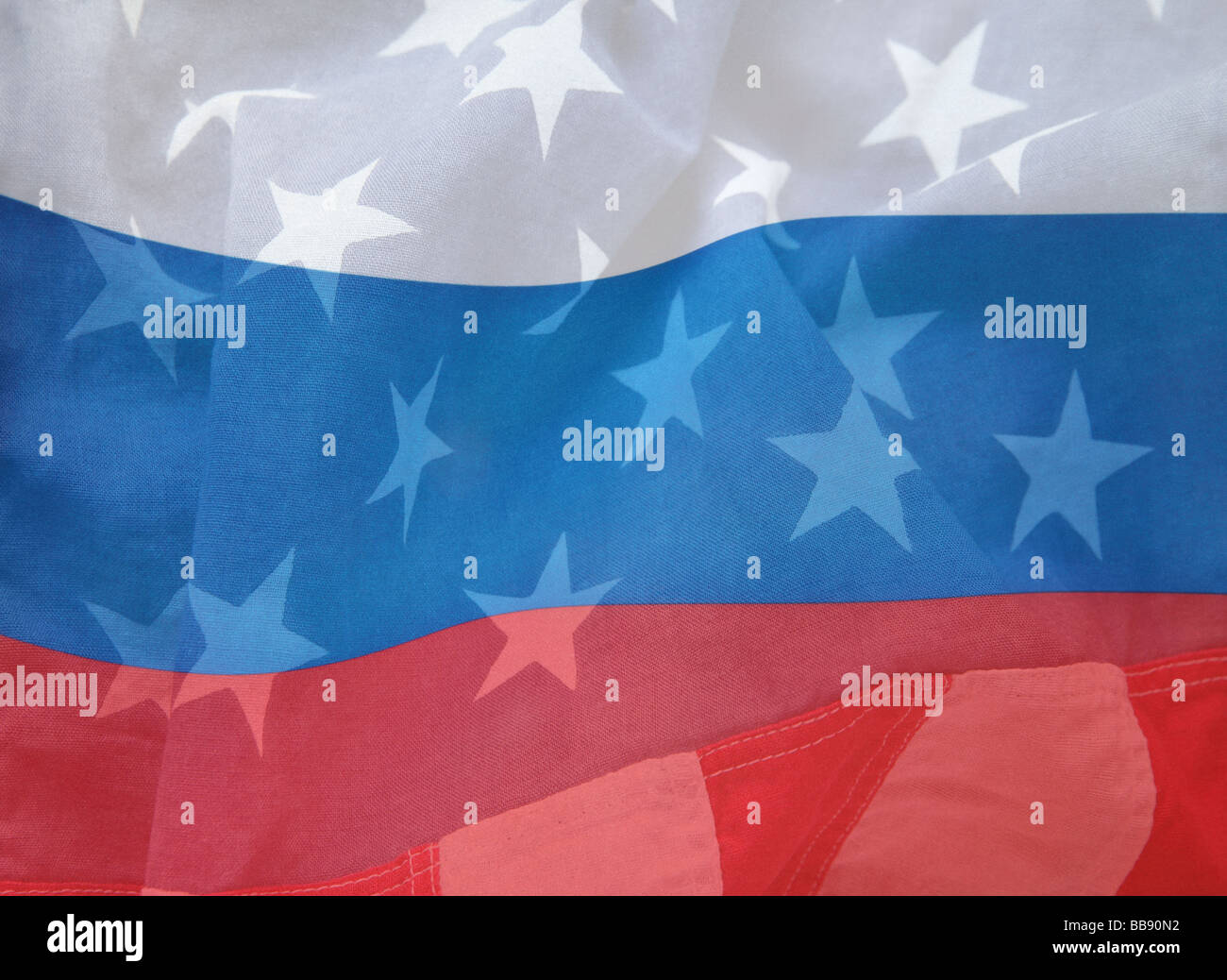 Amerikanische Flagge mit der Flagge von Russland geschichtet Stockfoto