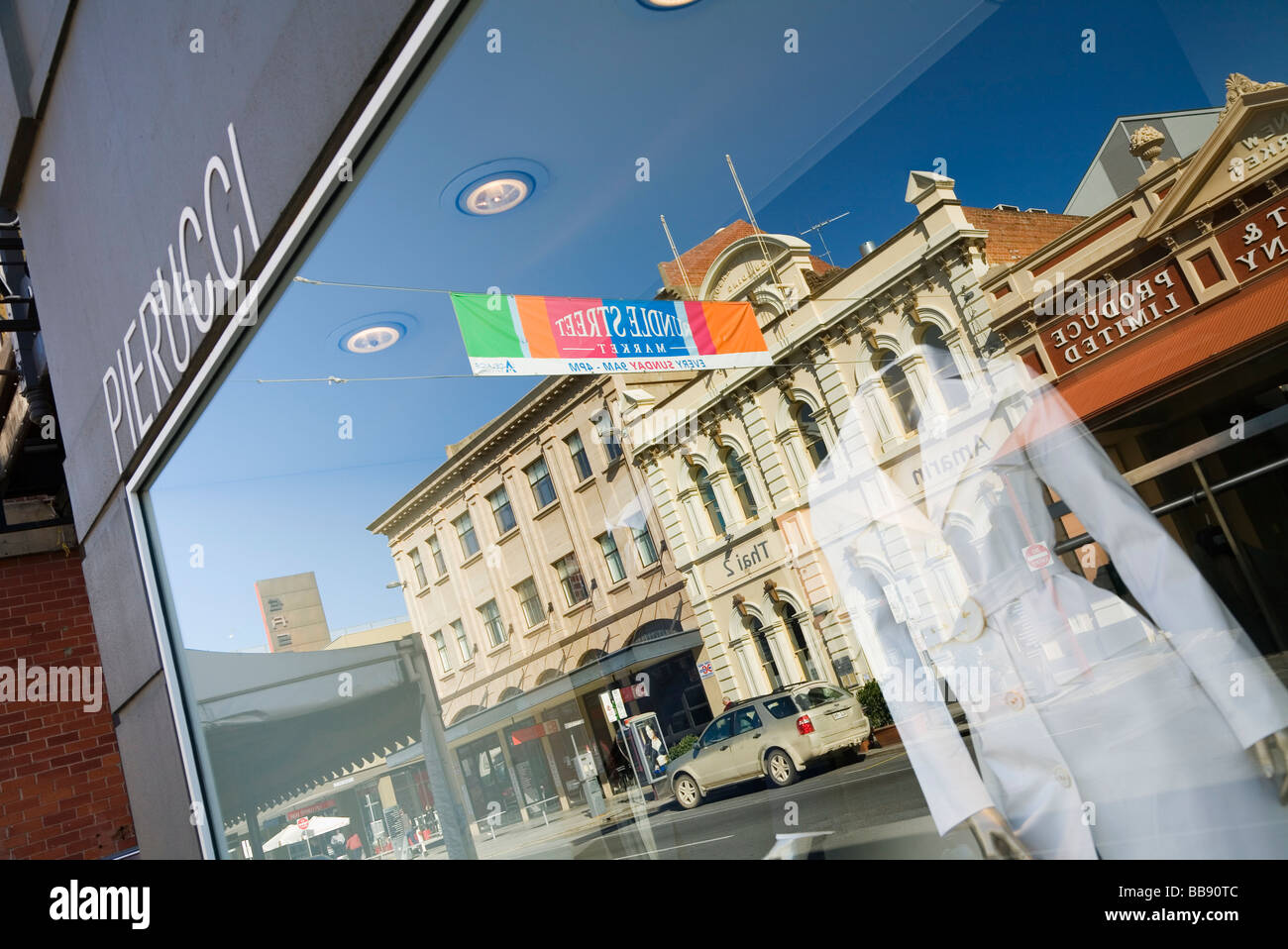 Kolonialer Architektur spiegelt sich in den Schaufenstern der Boutiquen auf Rundle Street.   Adelaide, South Australia, Australien Stockfoto