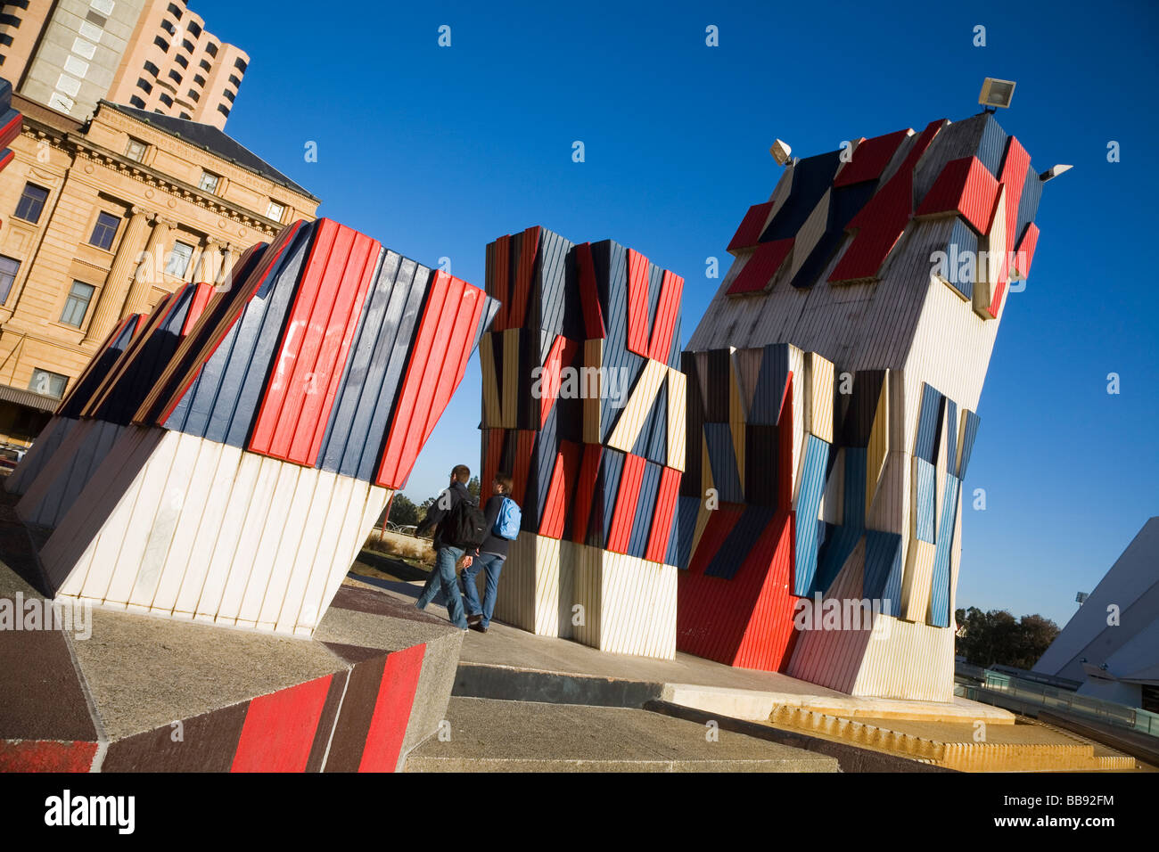 Farbenfrohe Bildhauerei an der Adelaide Festival Centre.  Adelaide, South Australia, Australien Stockfoto